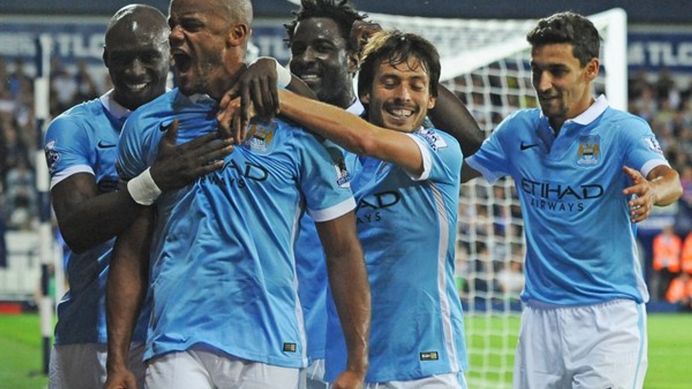 Futbalisti Manchestru City oslavujú gól Vincenta Kompanyho (druhý zľava).