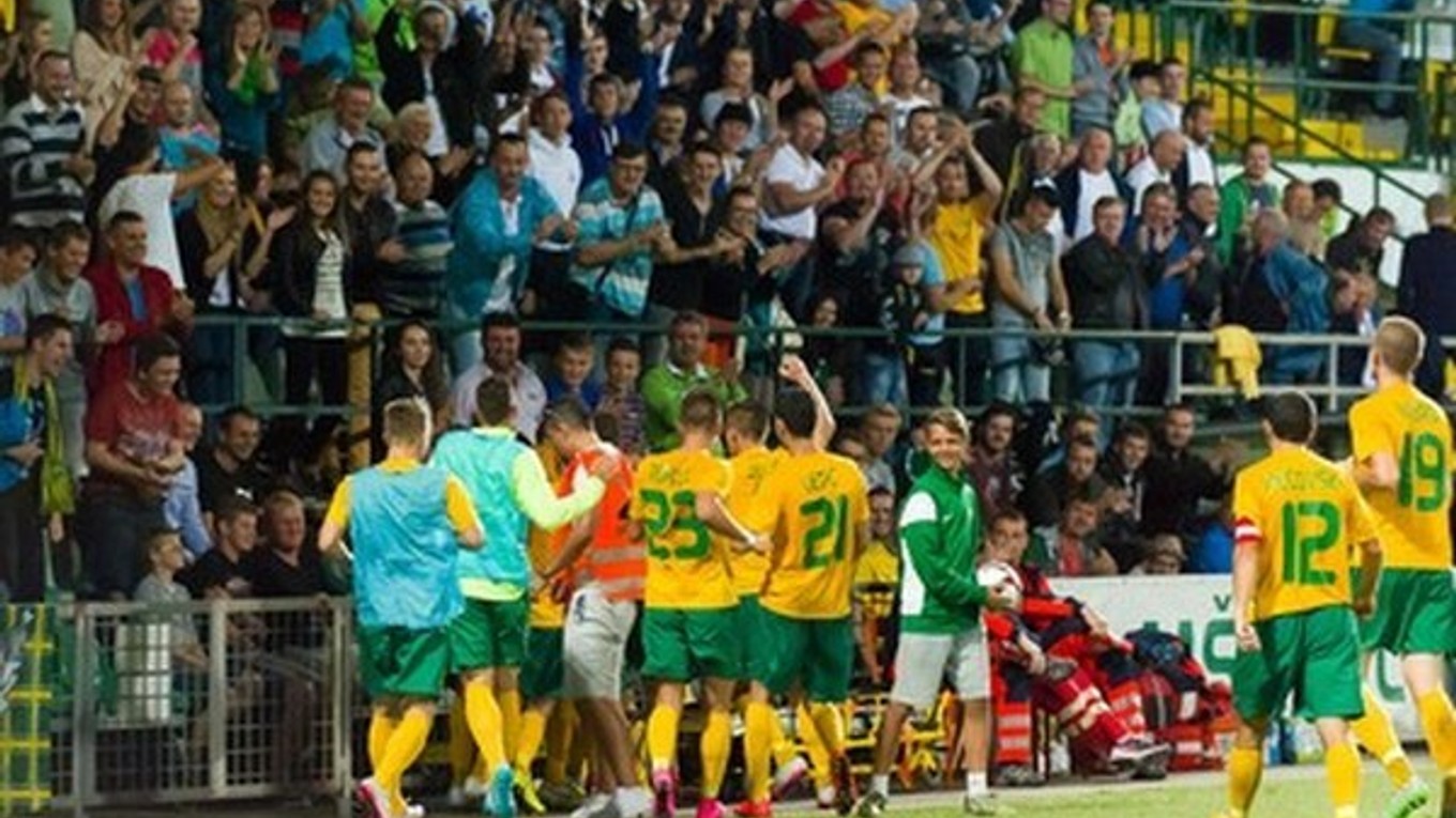 Futbalisti MŠK Žilina oslavujú gól.