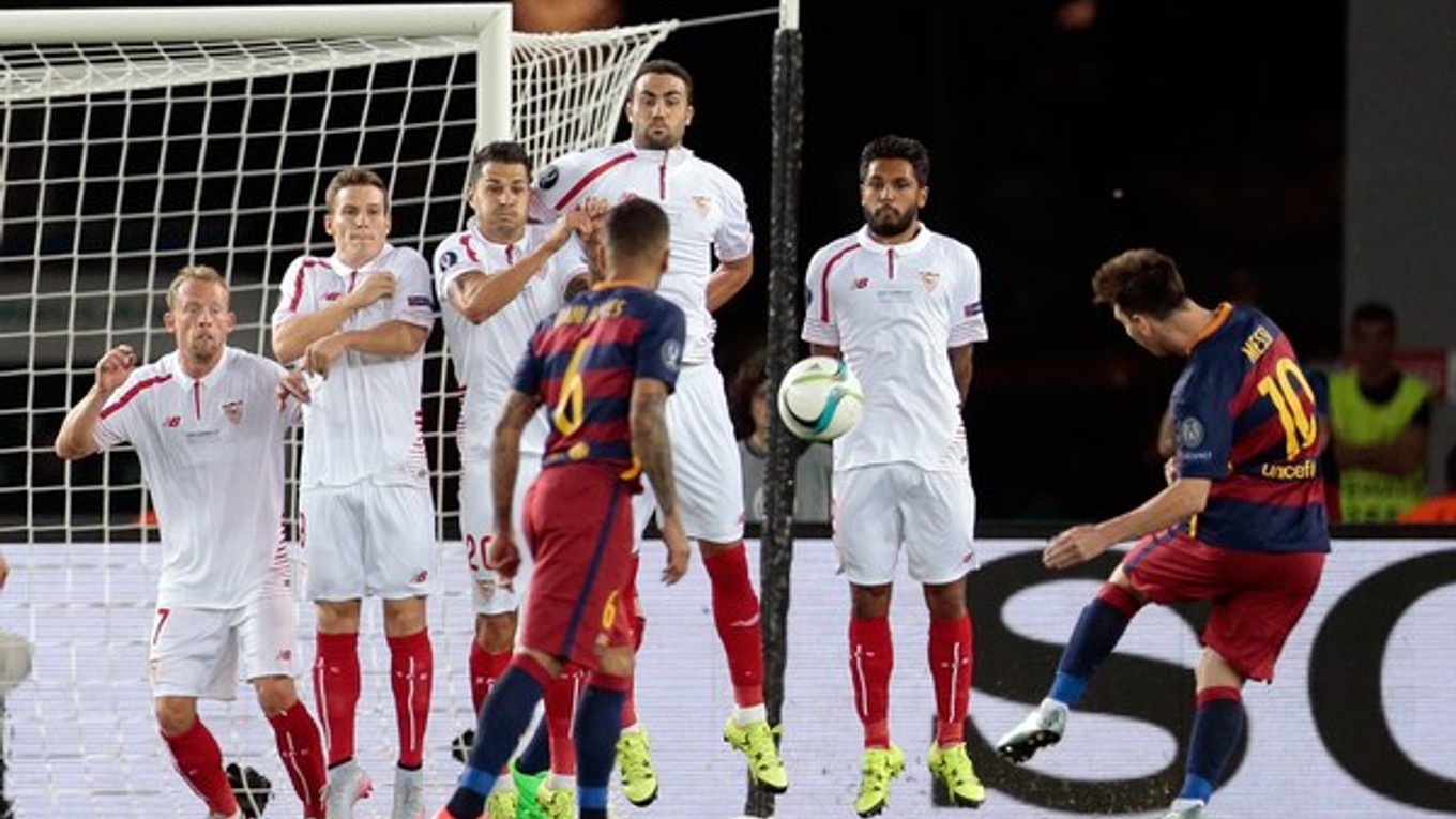 Lionel Messi (vpravo s číslom 10) zahráva priamy kop a strieľa vyrovnávajúci gól na 1:1.