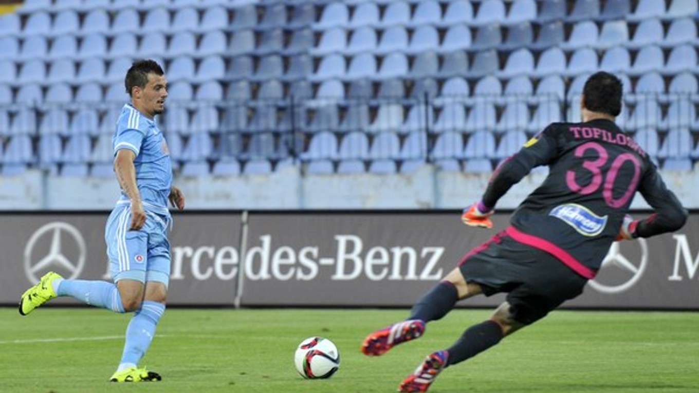 Futbalisti Slovana Bratislava naposledy v domácej súťaži zdolali Ružomberok. Na snímke sa do šance pred brankárom Darkom Tofiloským dostáva František Kubík. V ďalšom priebehu Fortuna ligy sa so svojimi spoluhráčmi budú musieť zaobísť bez podpory fanúšikov