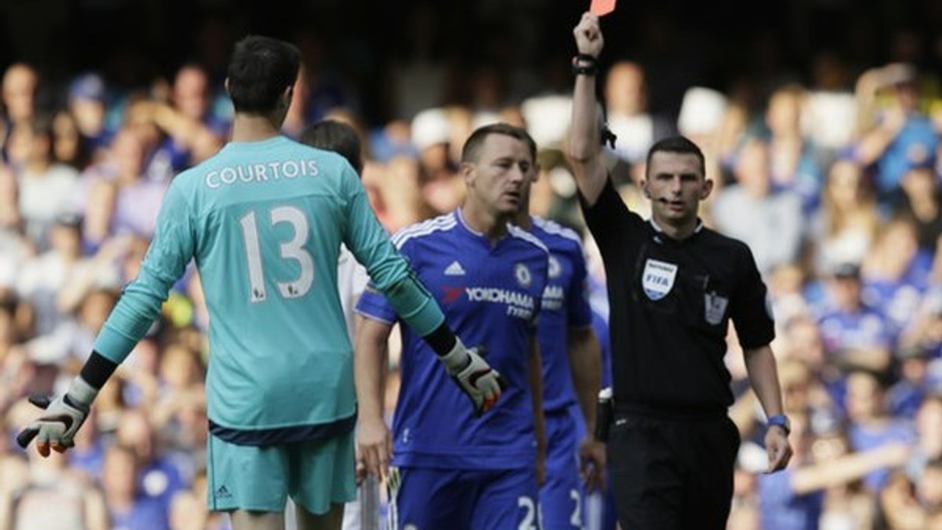 Rozhodca Michael Oliver udeľuje červenú kartu brankárovi Chelsea Thibautovi Courtoisovi.