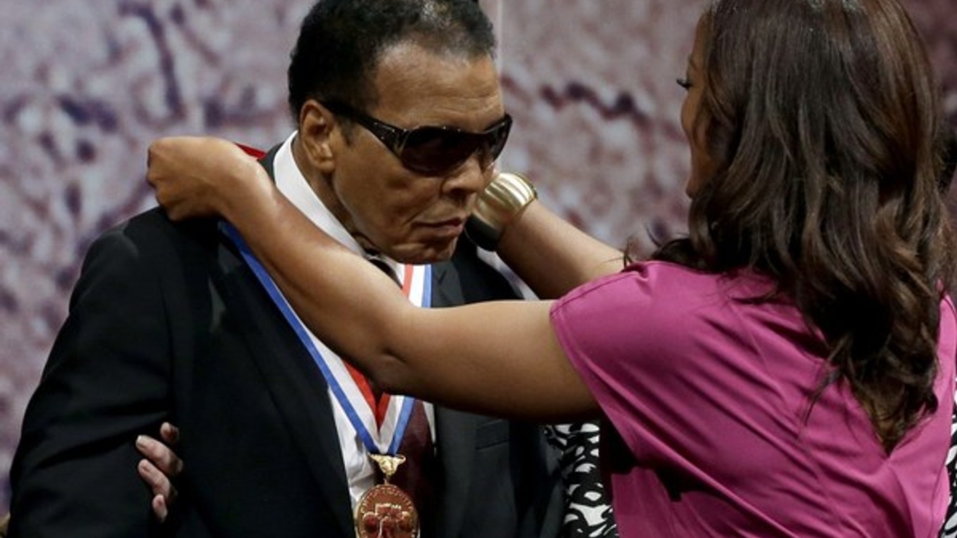 V roku 2012 si Muhammad Ali prebral aj Medailu slobody. Dostal ju za svoj dlhoročný boj mimo ringu v oblasti ľudských práv či náboženskej slobody.