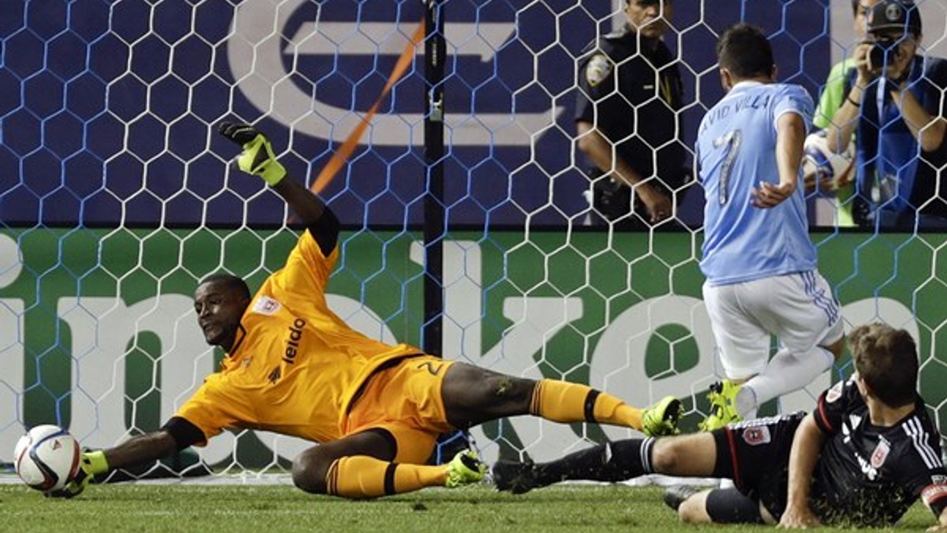 Brankár DC United Bill Hamid zasahuje pri jednej z viacerých šancí Davida Villu (s číslom 7).