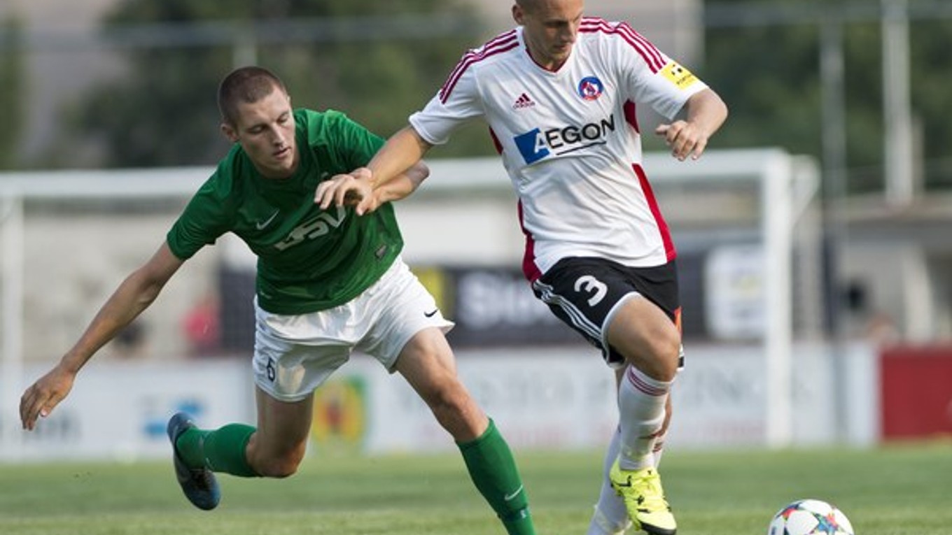 Futbalisti AS Trenčín zatiaľ nestratili v najvyššej súťaži ani bod. A cez týždeň uspeli aj v národnom pohári na pôde Pezinka. Na snímke preniká ich hráč Milan Rundič (vpravo), zastaviť sa ho pokúša Pezinčan Rastislav Srnánek.