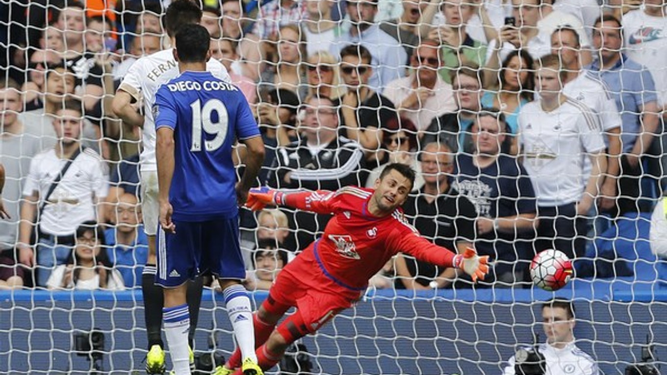 Chelsea stratila body hneď v úvodnom kole Premier League. Doma remizovala so Swansea 2:2. Na snímke poľský brankár súpera Lukasz Fabianski inkasuje jeden z gólov.