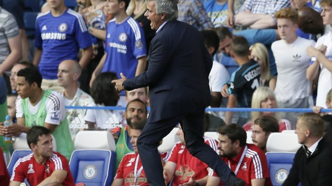 Vbehnutie lekárskeho tímu Chelsea na trávnik v závere stretnutia trénera Josého Mourinha poriadne nahnevalo.