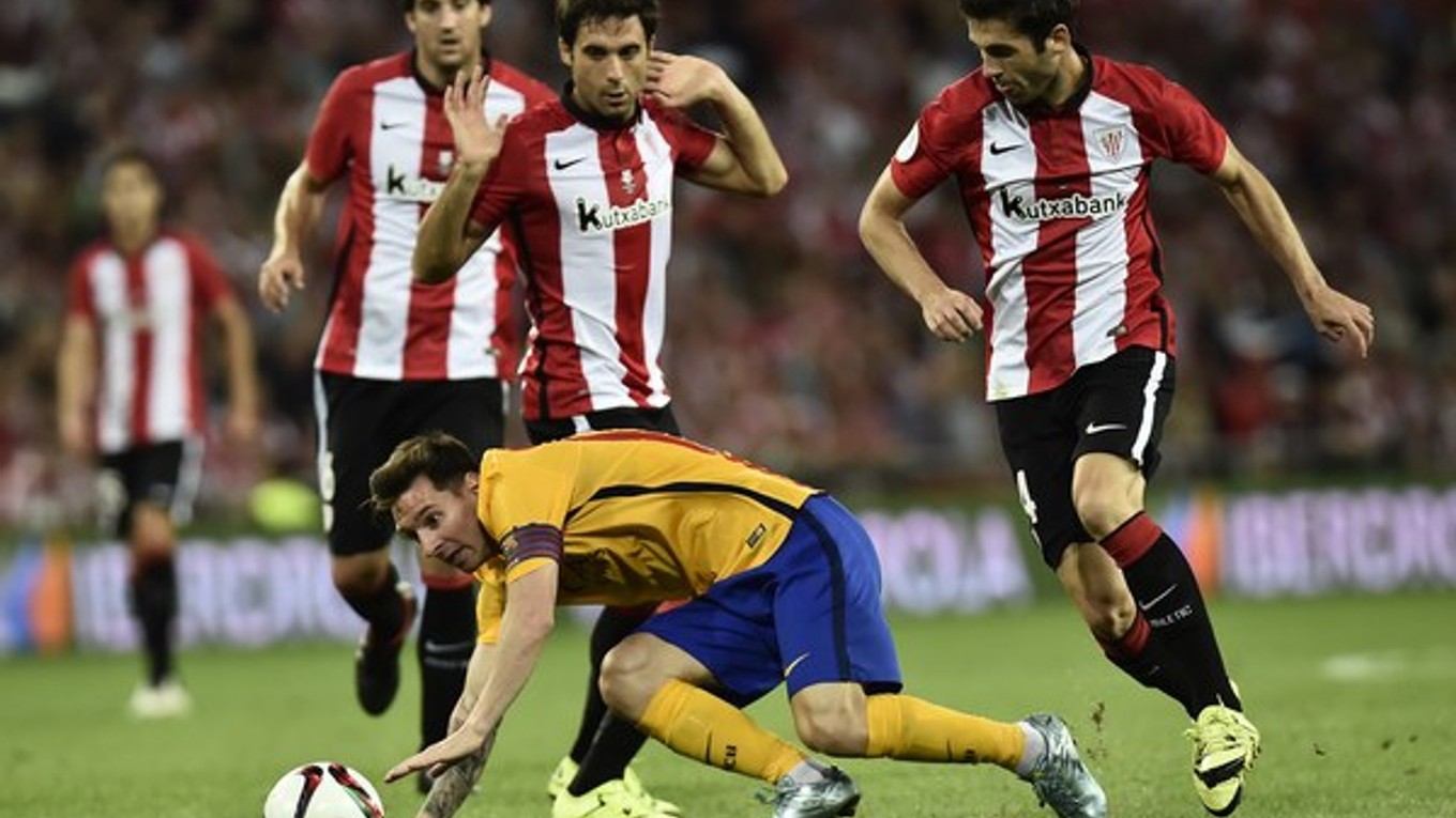 Líder Barcelony Lionel Messi (v žltom) v obkľúčení hráčov Bilbaa.