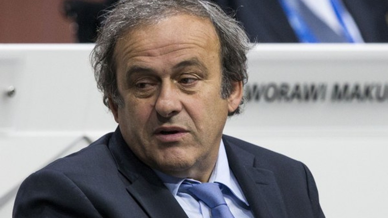 Prezident FIFA Sepp Blatter tvrdí, že mu šéf UEFA Michel Platini (na snímke) hrozil väzením.