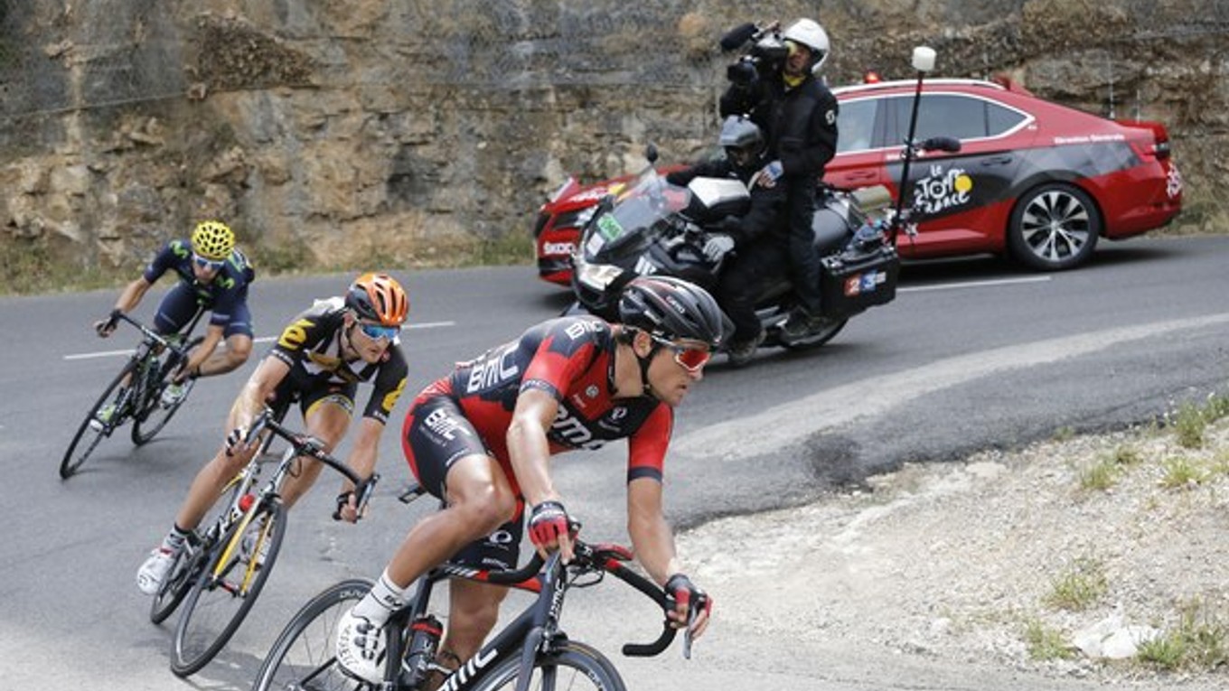 Greg van Avermaet (v popredí) skončil v šiestej etape druhý.