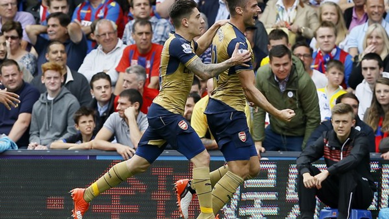 Olivier Giroud (vpravo) sa teší z gólu so spoluhráčom z Arsenalu Hectorom Bellerinim.