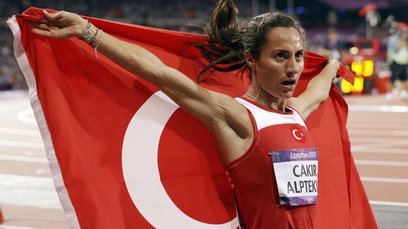Turecká atlétka Asli Cakir Alptekinová prišla o zlatú medailu z behu na 1500 metrov z olympiády v Londýne 2012 a dostala osemročný zákaz činnosti za krvný doping.