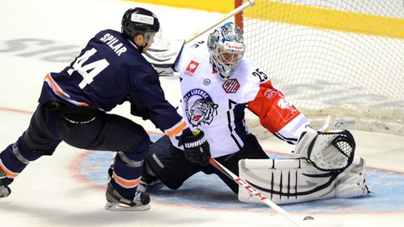 HC Košice hrali v Lige majstrov aj v uplynulej sezóne. Na snímke zo zápasu proti Libercu sa snaží brankára Jána Lašáka prekonať Gabriel Spilar.