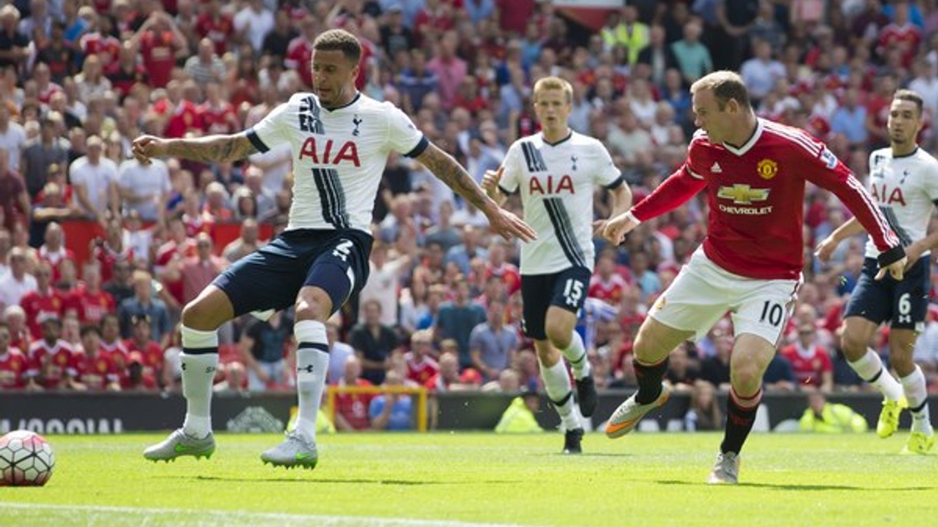 Wayne Rooney (s číslom 10) sleduje, ako si hráč Tottenhamu Kyle Walker dáva v snahe odkopnúť loptu vlastný gól.