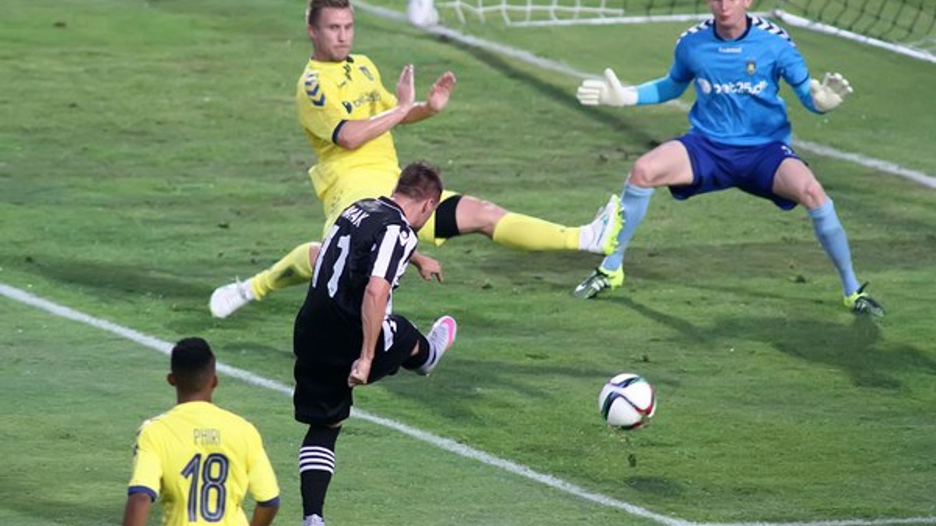Róbert Mak strieľa jeden zo svojich troch gólov do siete Bröndby IF Kodaň.