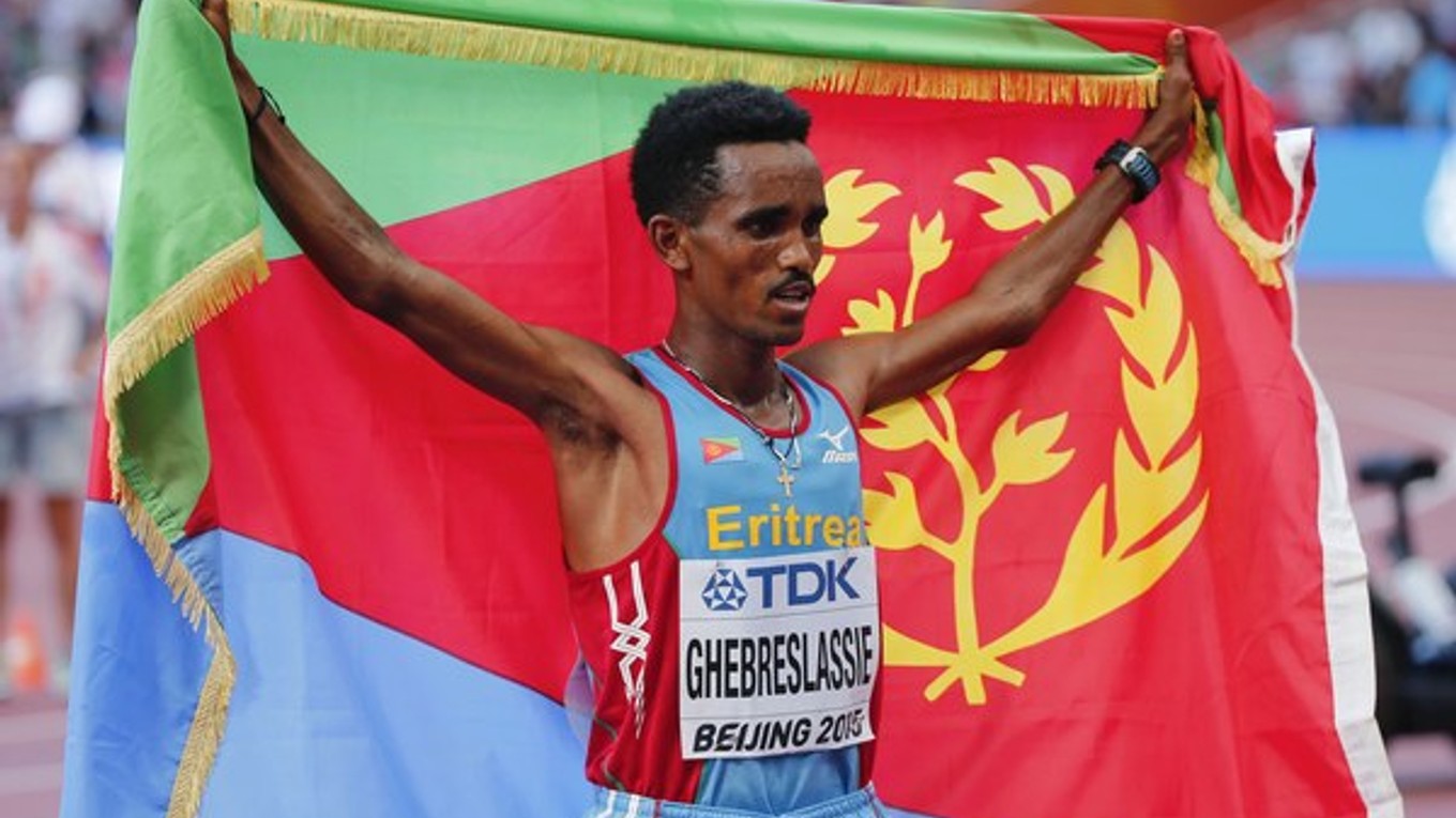 Prvým zlatým medailistom MS v Pekingu sa stal eritrejský maratónec Ghirmay Ghebreslassie.