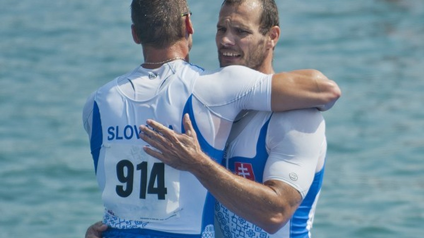 Erik Vlček (vľavo) s Jurajom Tarrom sa tešia po finále majstrovstiev sveta v Miláne.