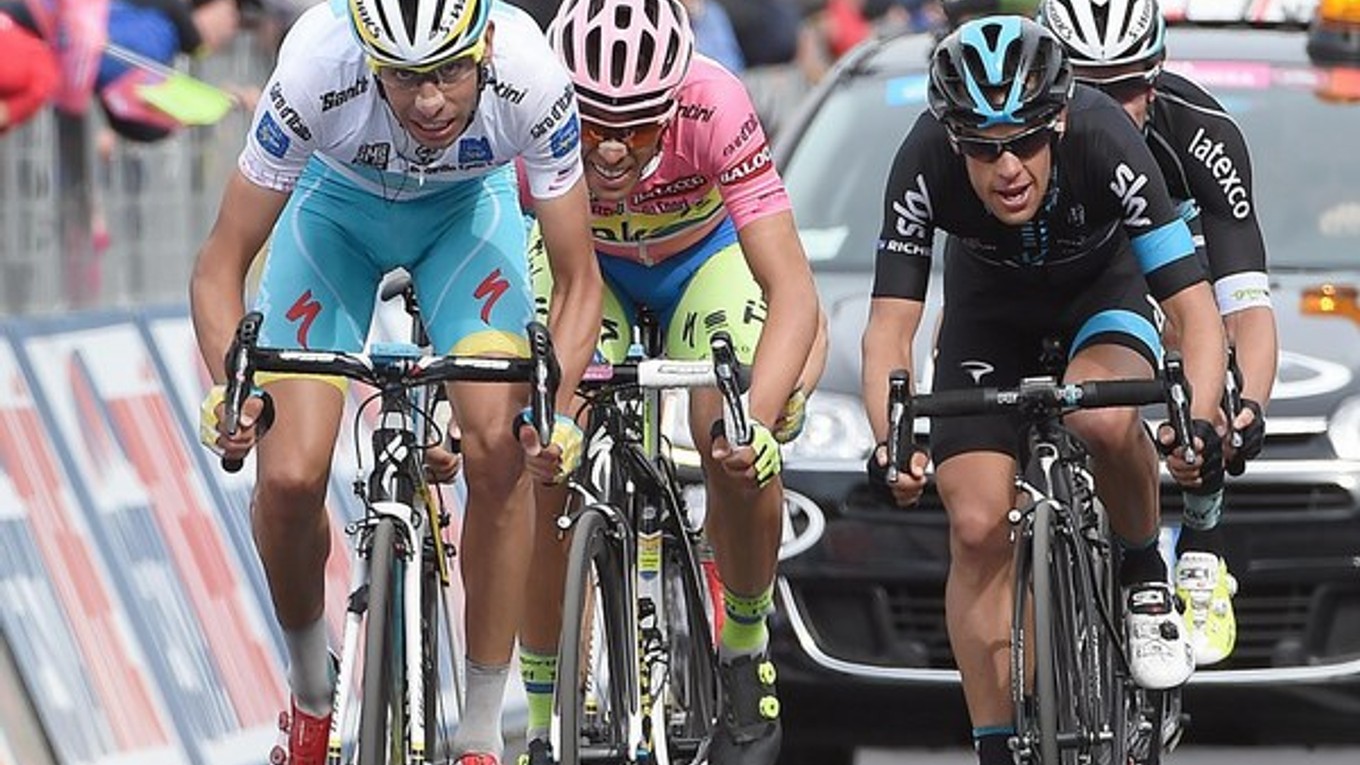 Fabio Aru (vľavo) je novým lídrom Giro d'Italia.