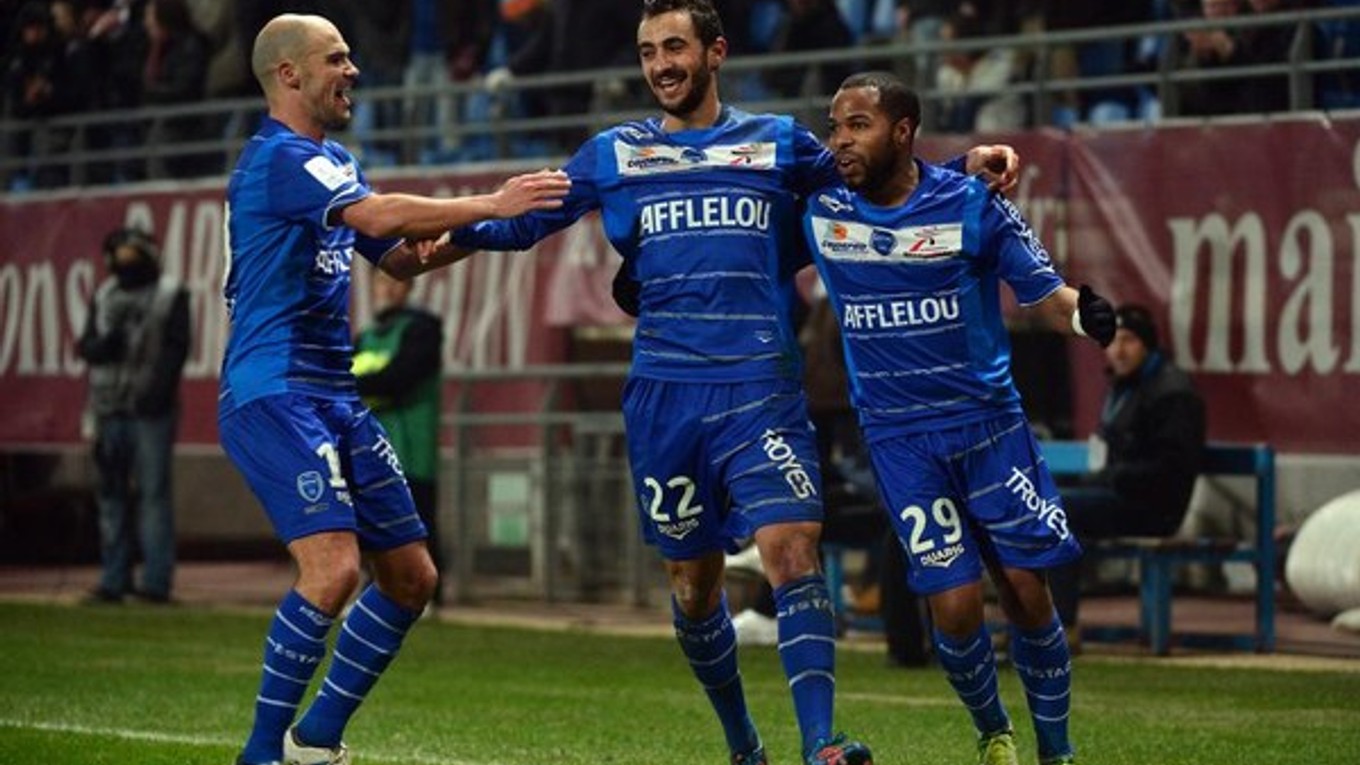 Hráči Troyes sa tešia z postupu.