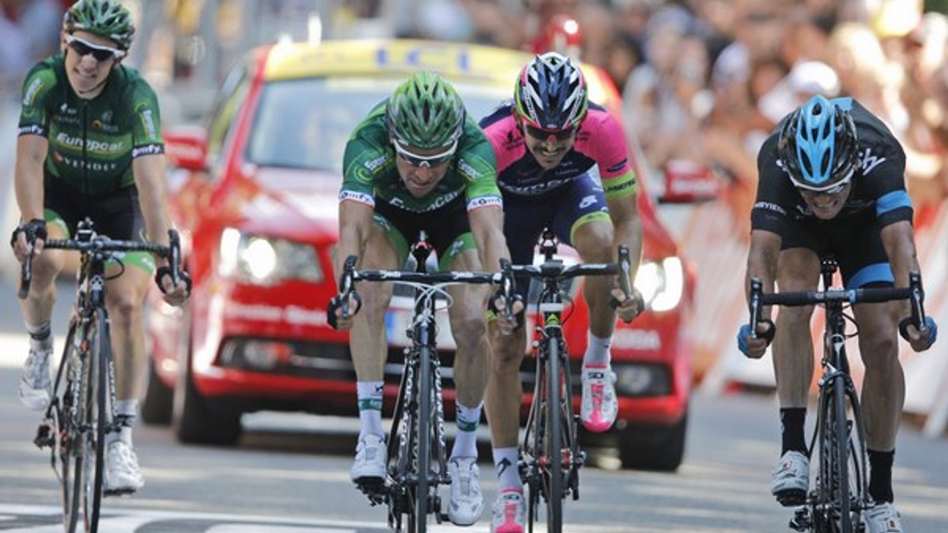 Vasil Kirijenka (prvý sprava) bol v 14. etape najrýchlejší.