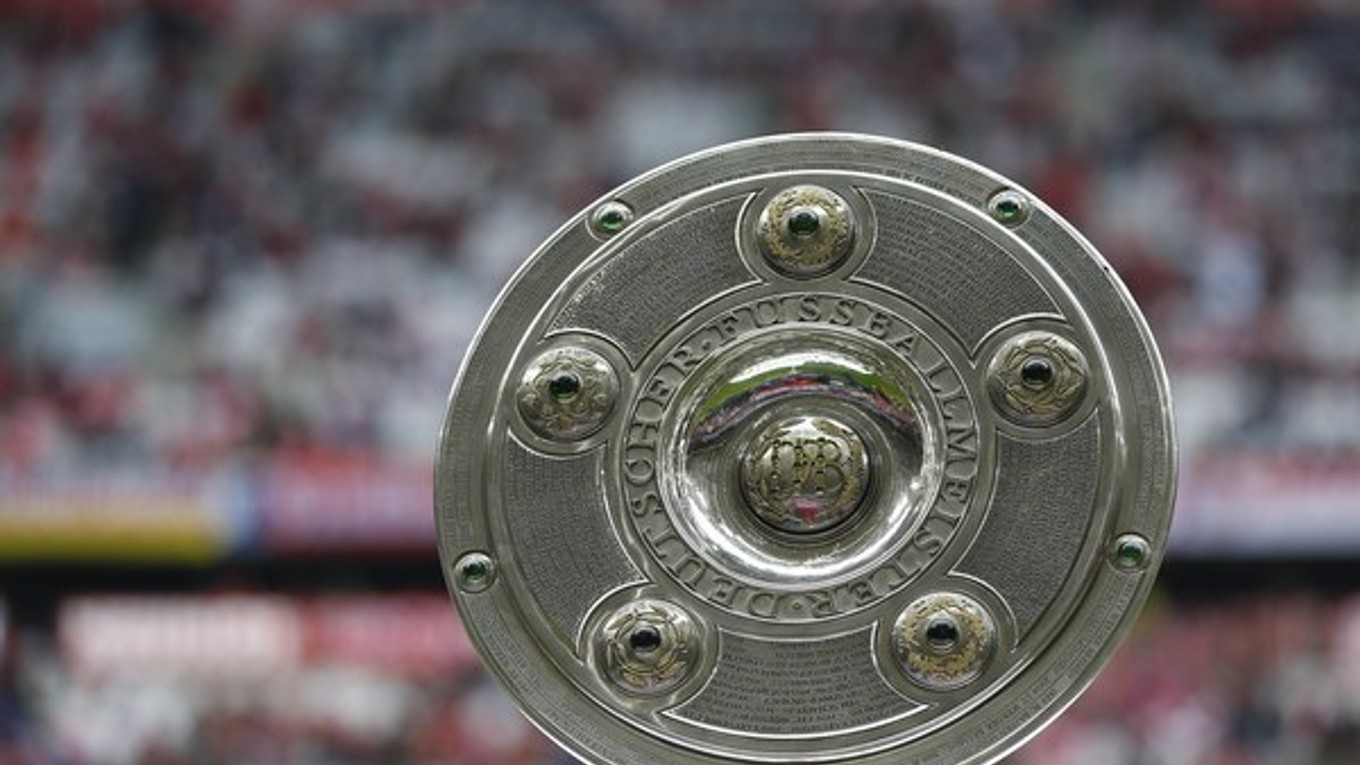 Trofej pre víťaza Bundesligy mohli diváci v Allianz Arene obdivovať už pred zápasom.