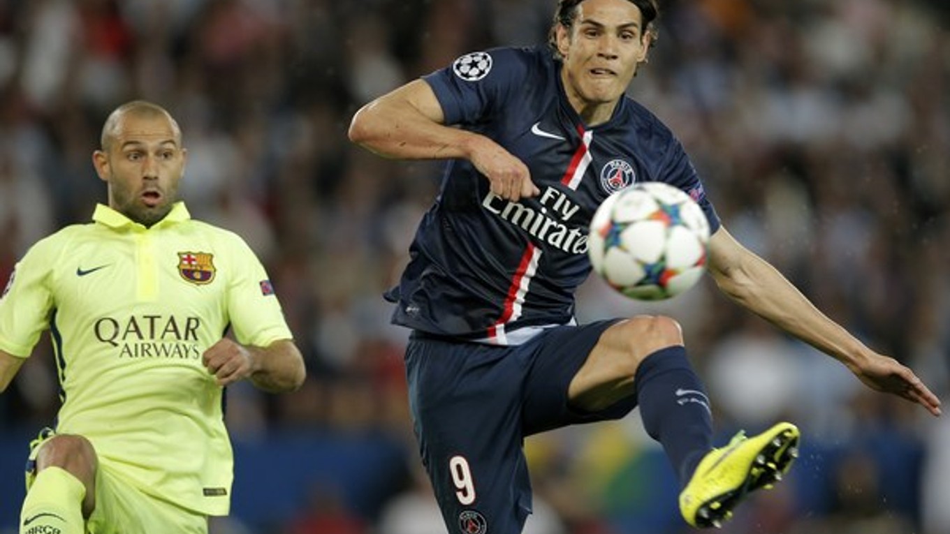 Edison Cavani (vpravo) kontroluje loptu pred Javierom Mascheranom z FC Barcelony vo štvrťfinále Ligy majstrov.