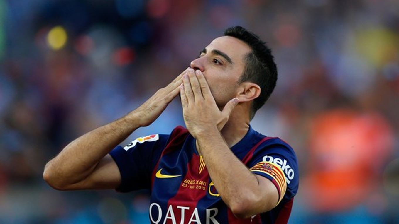 Xavi posiela bozk fanúšikom Barcelony počas osláv titulu po poslednom ligovom zápase.