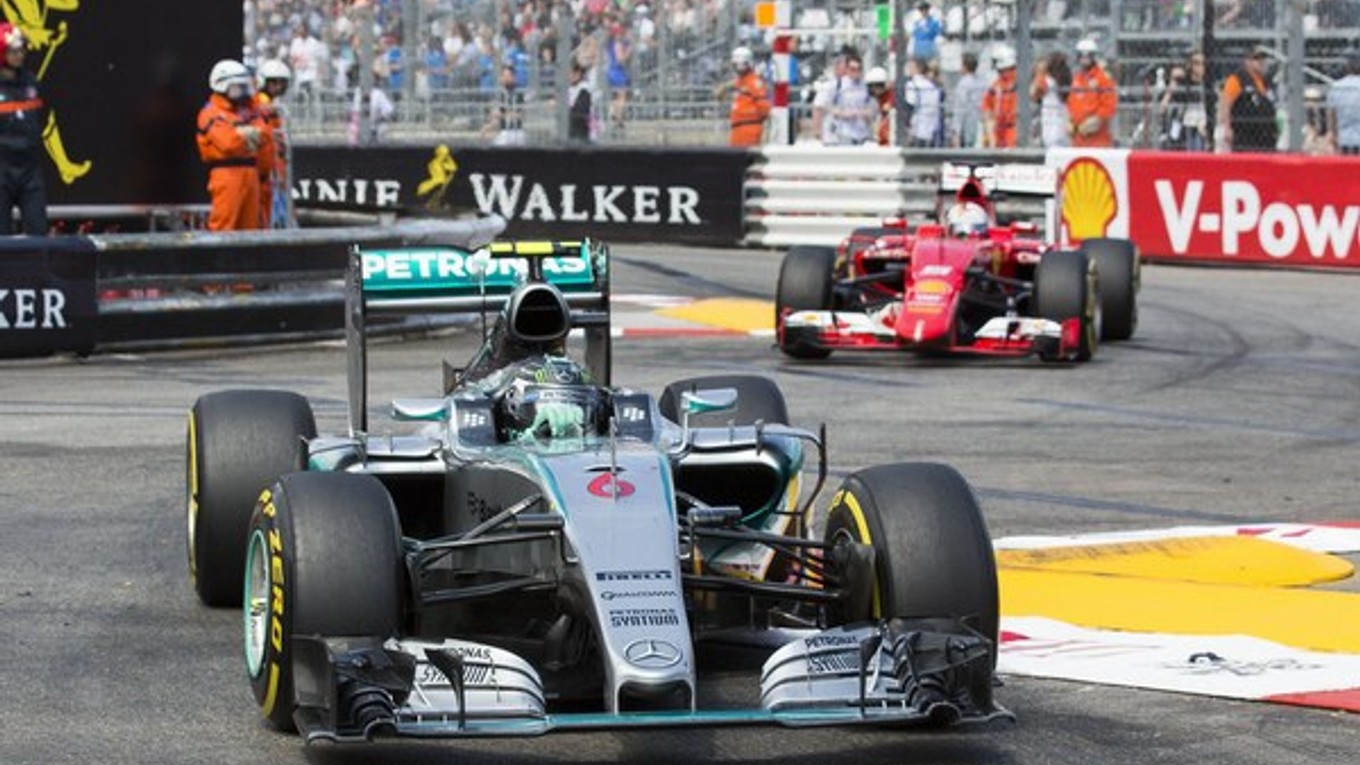Nico Rosberg v popredí, za ním Sebastian Vettel.