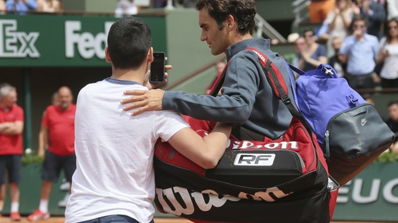 Roger Federer a mladík, ktorý sa s ním pokúšal odfotiť.