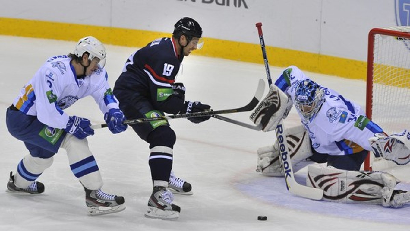 Mužstvo Astany (jej hráči sú na snímke v bielom) nastupovali v KHL aj proti Slovanu Bratislava. Teraz majú oba tímy finančné problémy.