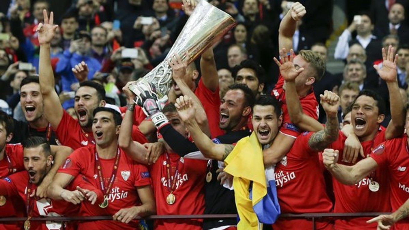 Hráči Sevilly s trofejou.
