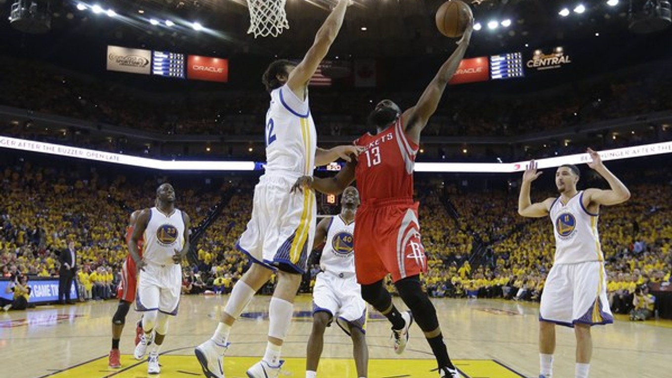 Basketbalista Houstonu James Harden (s číslom 13) sa snaží zakončiť na kôš v zápase proti Golden State. Z víťazstva sa napokon radoval súper.