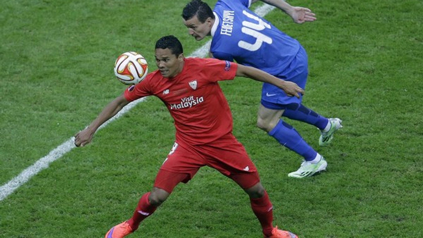 Carlos Bacca (v červenom) bol hlavným hrdinom Sevilly vo finále Európskej ligy.