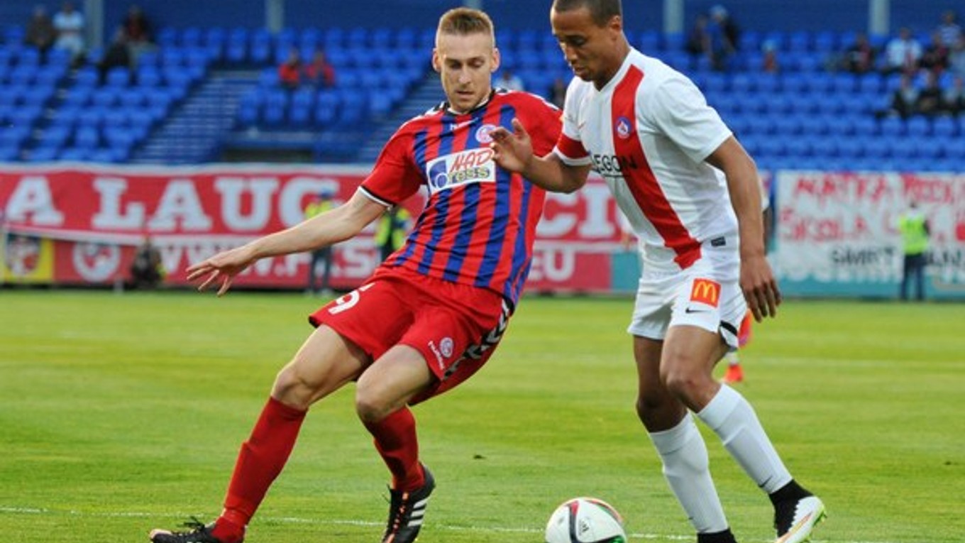 Jan Kalabiška (vľavo) nastrieľal v tejto sezóne zatiaľ sedemnásť gólov.