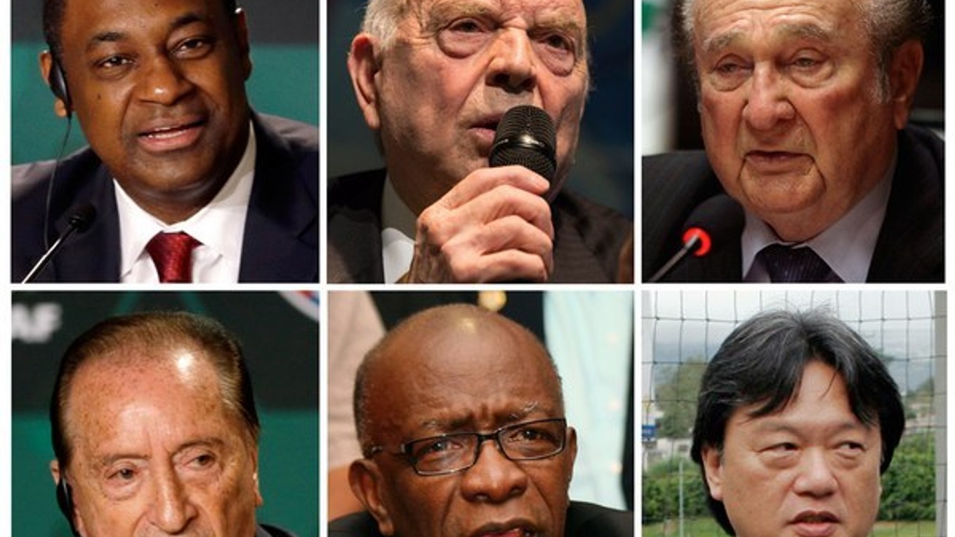 Na kombosnímke je šestica vysokých predstaviteľov FIFA, ktorí sú americkými úradmi obvinení z korupcie vo výške niekoľkých miliónov dolárov a ktorých zatkla polícia v stredu. Zľava v smere hodinových ručičiek: viceprezident FIFA a prezident federácie na K