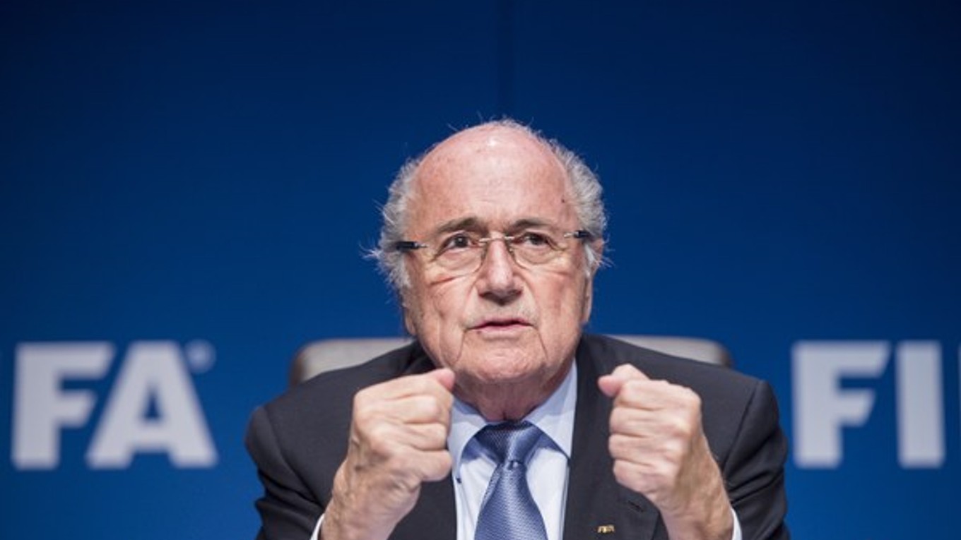 Joseph Blatter (na snímke) čelí veľkému tlaku, aby odstúpil. Po odhalení ďalších funkcionárov, ktorí brali miliónové úplatky, ho k tomu vyzval šéf európskeho futbalu Michel Platini.