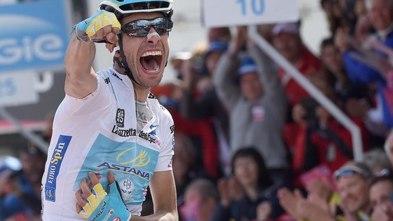 Víťazné gesto Fabia Aru.