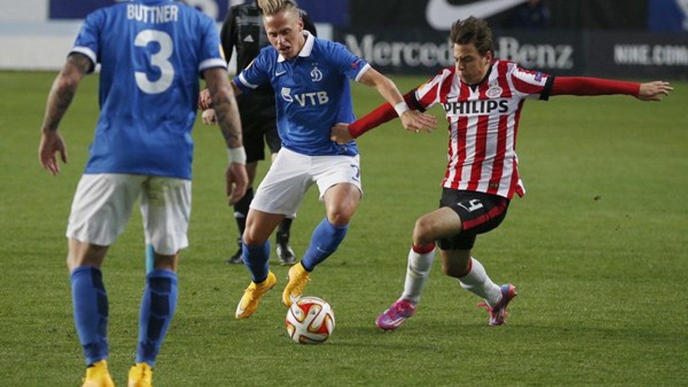 Momentálne najväčšia maďarská hviezda Balázs Dzsudzsák (pri lopte) si zahral ako za PSV Eindhoven, tak aj za moskovské Dynamo.