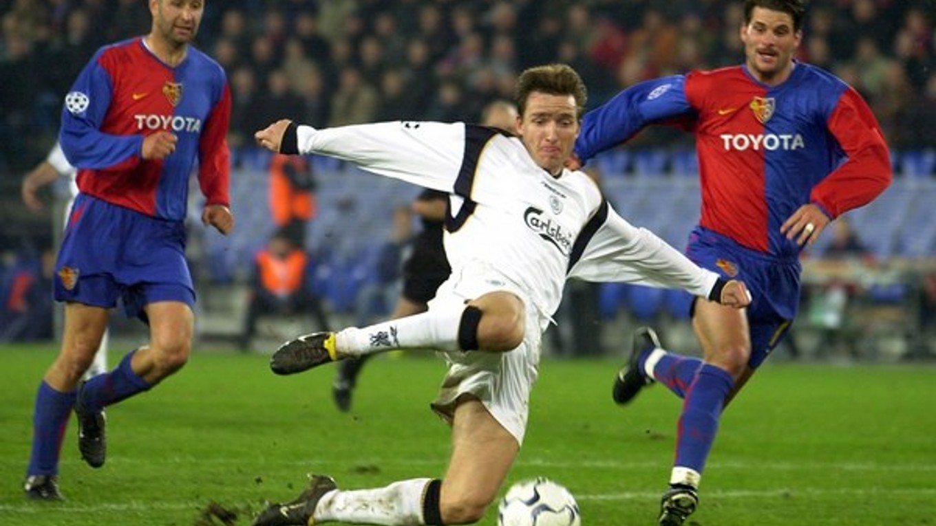 Šmicer (v bielom) sa s Liverpoolom tešil v roku 2005 zo zisku trofeje pre víťaza Ligy majstrov.