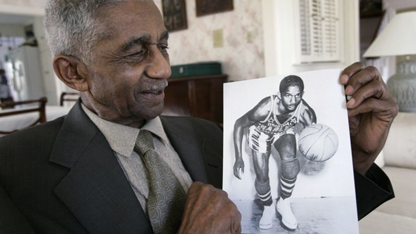 Marques Haynes so svojou fotkou z roku 1951 v drese Harlem Globetrotters.
