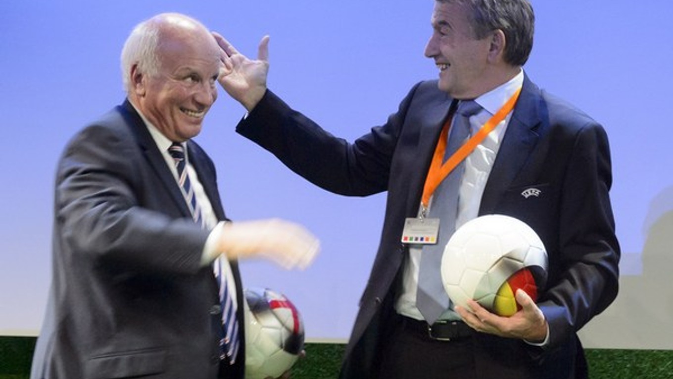 Dyke (vľavo) si nemyslí, že súčasný šéf FIFA dokončí ďalší štvorročný cyklus vo funkcii.