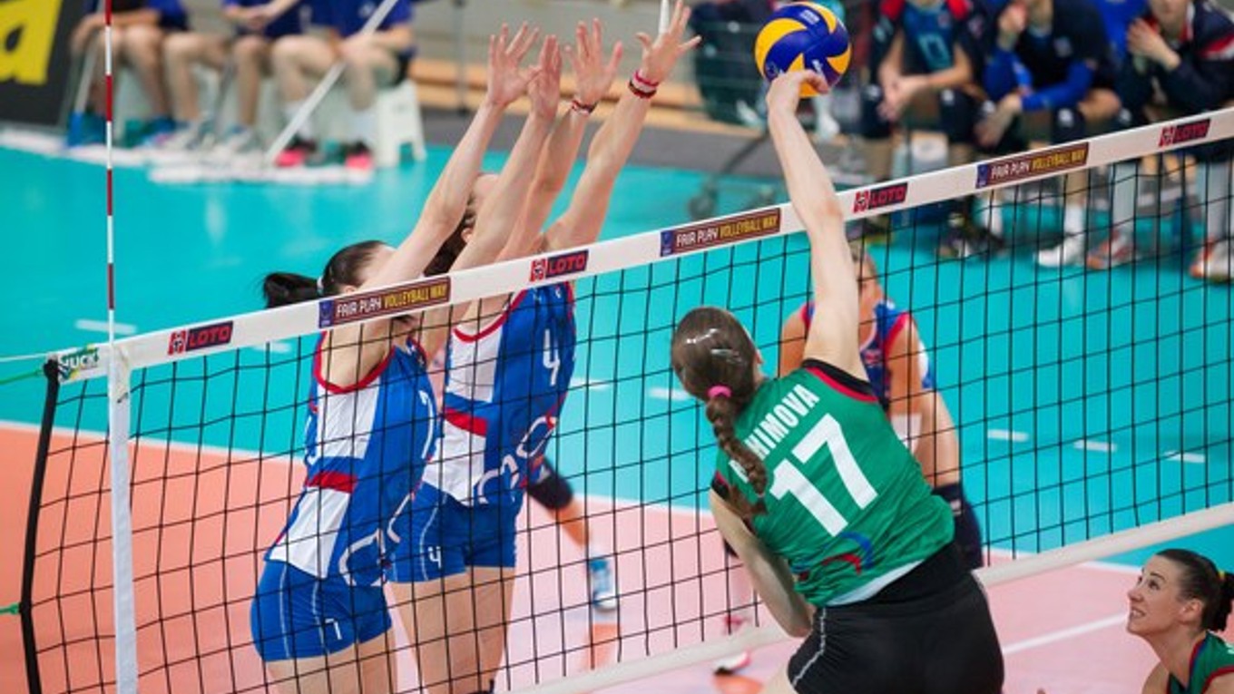 Slovenky (v modro-bielom) predviedli famózny výkon, no postup si aj tak vybojoval súper z Azerbajdžanu.