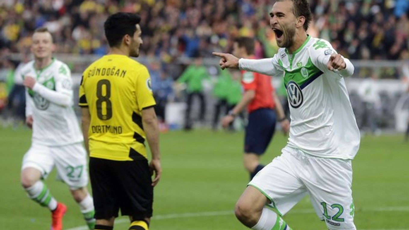Bas Dost (č. 12) strelil ešte do prestávky tretí gól Wolfsburgu.