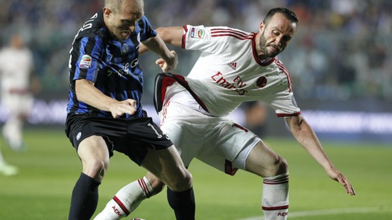Prvý gól hostí strelil z penalty Giampaolo Pazzini (vpravo).