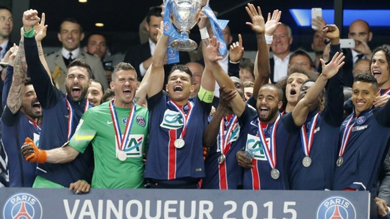 Futbalisti PSG dvíhajú nad hlavu trofej za víťazstvo vo Francúzskom pohári.