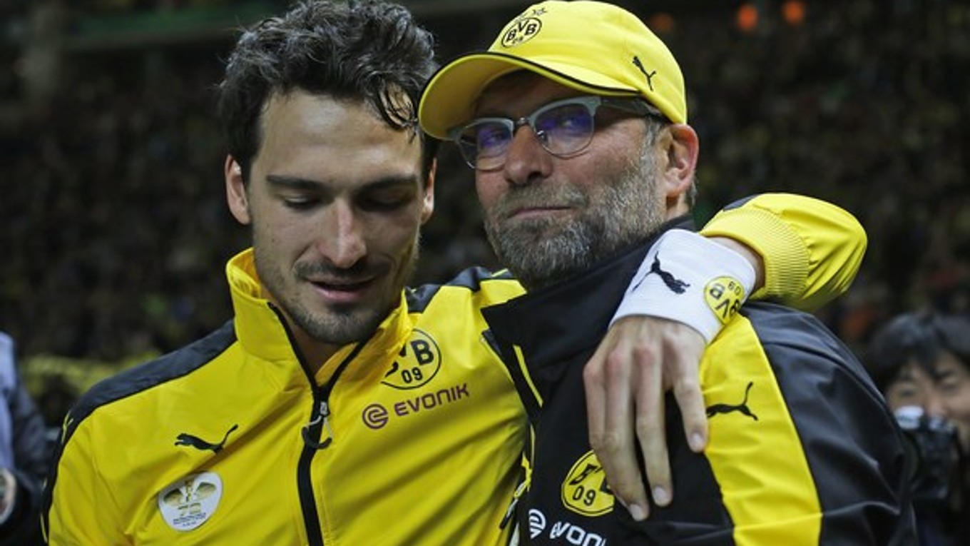 Smutného trénera Jürgena Kloppa (vpravo) utešuje hráč Mats Hummels.