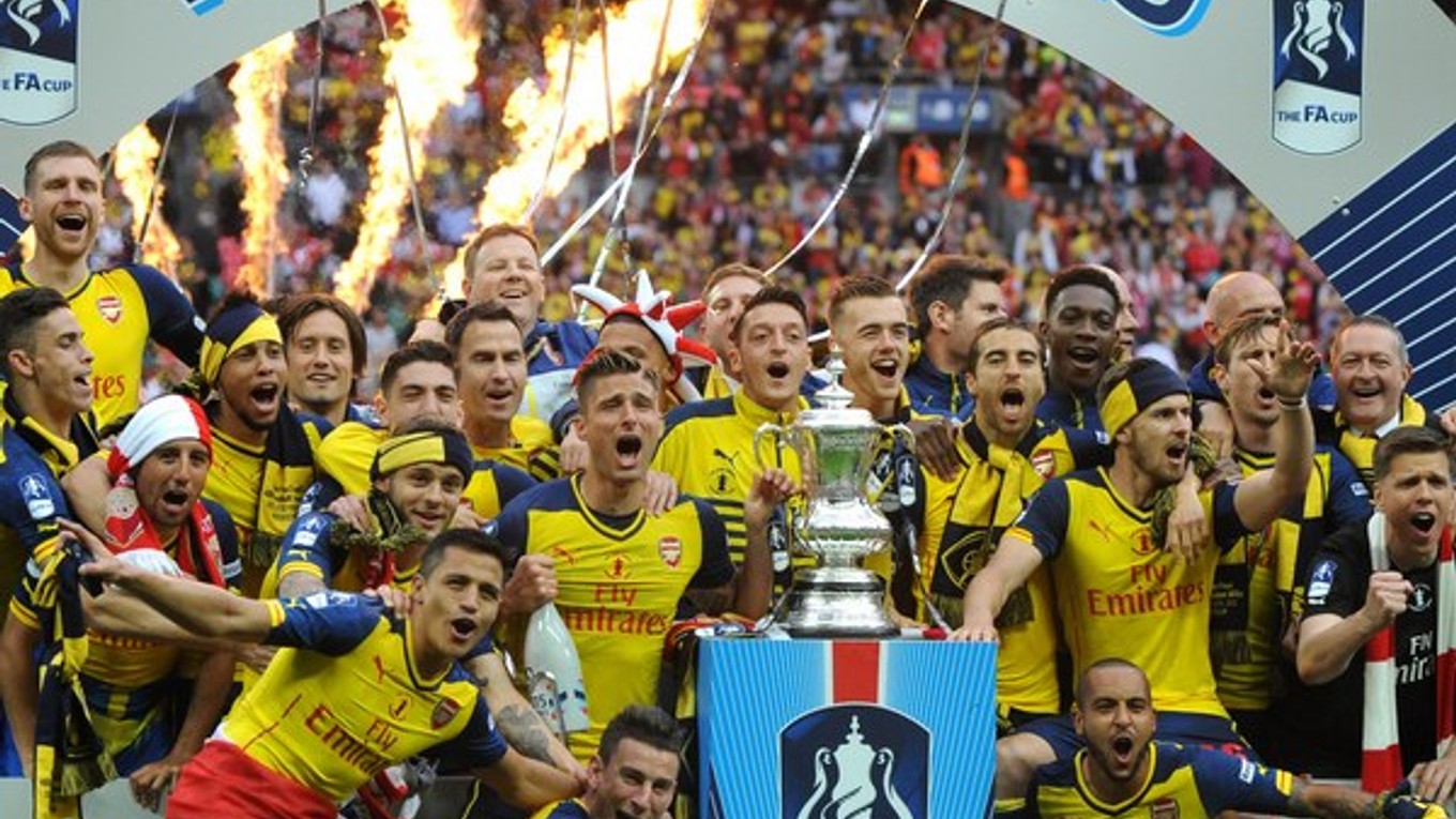 Futbalisti Arsenalu Londýn sa radujú z trofeje za víťazstvo v FA Cupe.
