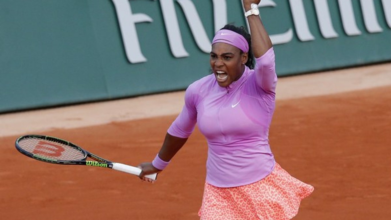 Serena Williamsová sa teší z víťazstva nad Viktoriou Azarenkovou.
