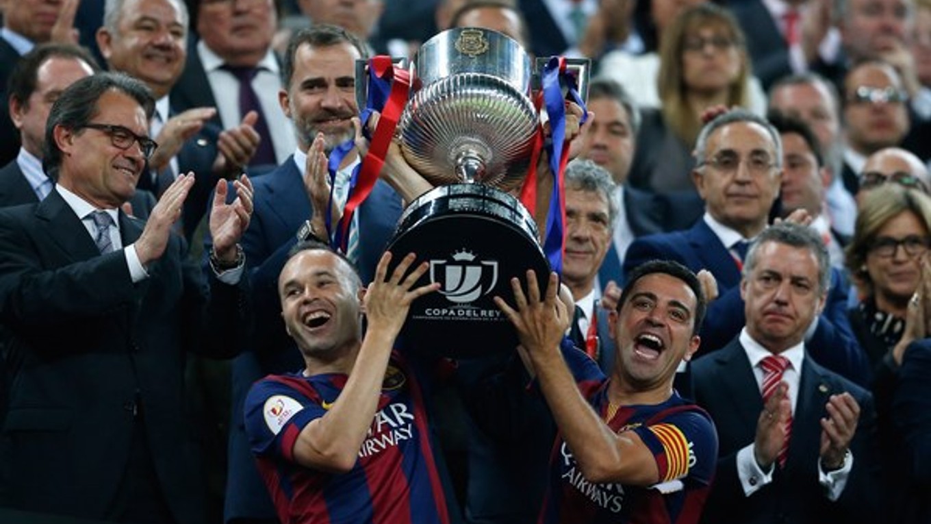 Xavi (vpravo) dvíha nad hlavu spolu s Andresom Iniestom svoju 24. trofej - Kráľovský pohár.