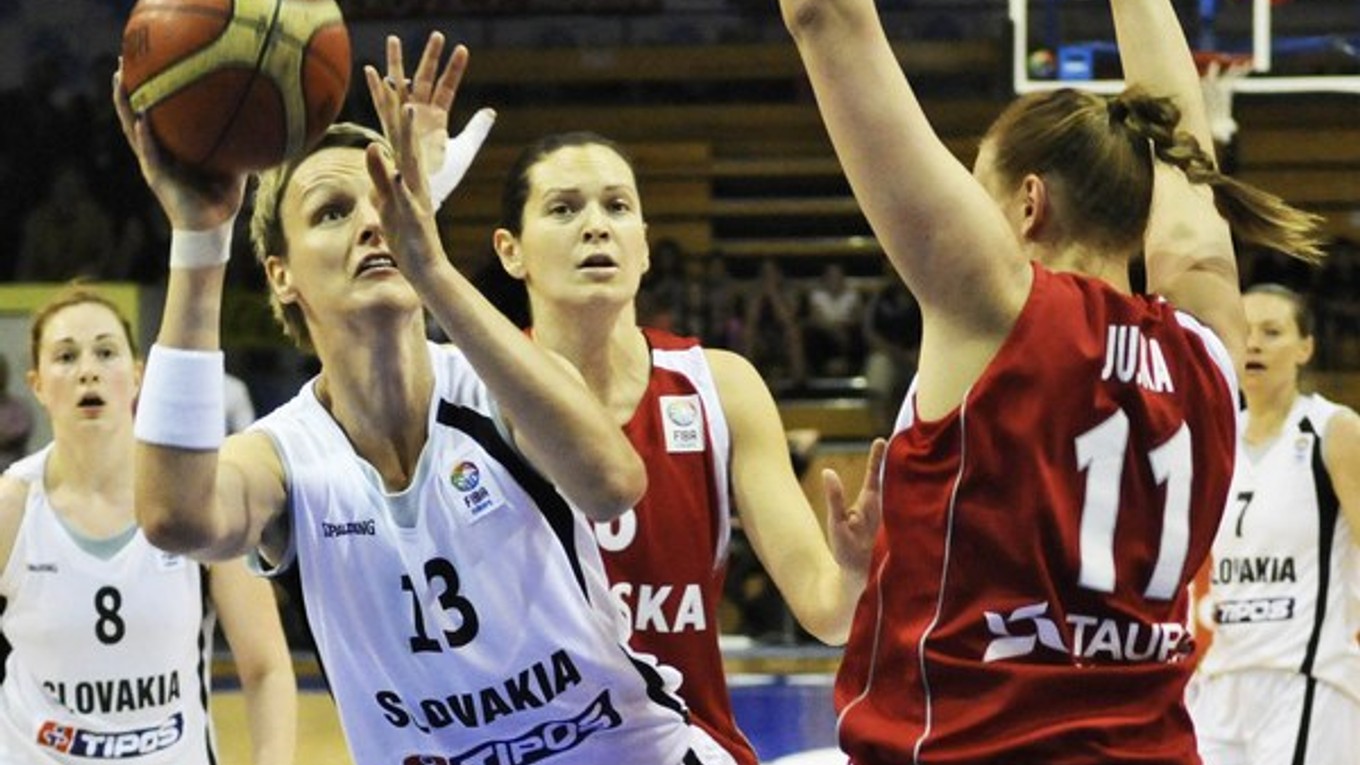 Anna Jurčenková (č. 13) zaznamenala v dueli proti Lotyšsku 8 bodov.