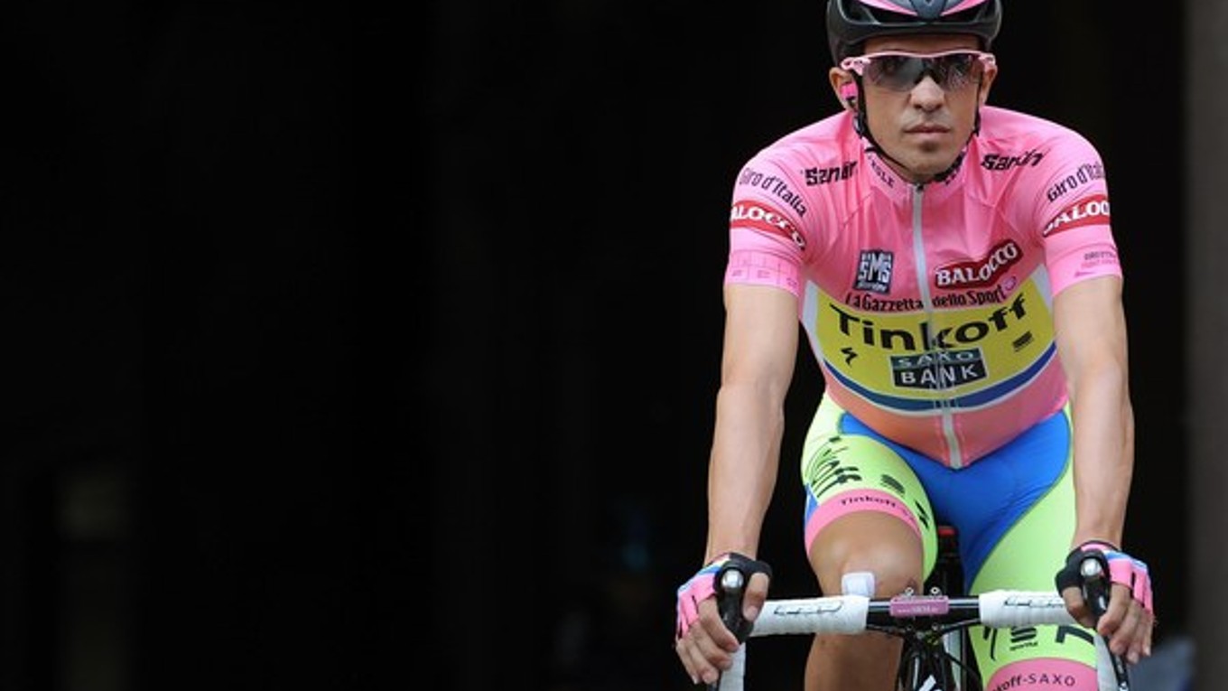 Dvojboj Giro - TdF absolvoval Alberto Contador v roku 2011. Giro 2011 síce vyhral, ale na TdF skončil piaty a napokon sa oba tieto jeho výsledky anulovali, keďže vo februári 2012 mu dodatočne s retrospektívnou platnosťou vymerali dvojročný trest za doping